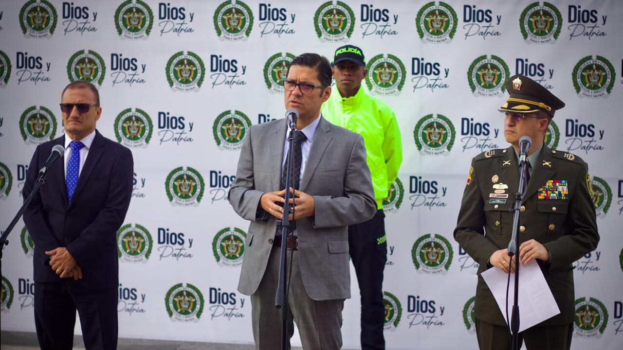 De izquierda a derecha: José Iván Caro, director de Extinción del Derecho de Dominio; César Restrepo,
Secretario de Seguridad; y coronel
Juan Carlos Arévalo, subcomandante Policía Metropolitana de Bogotá.