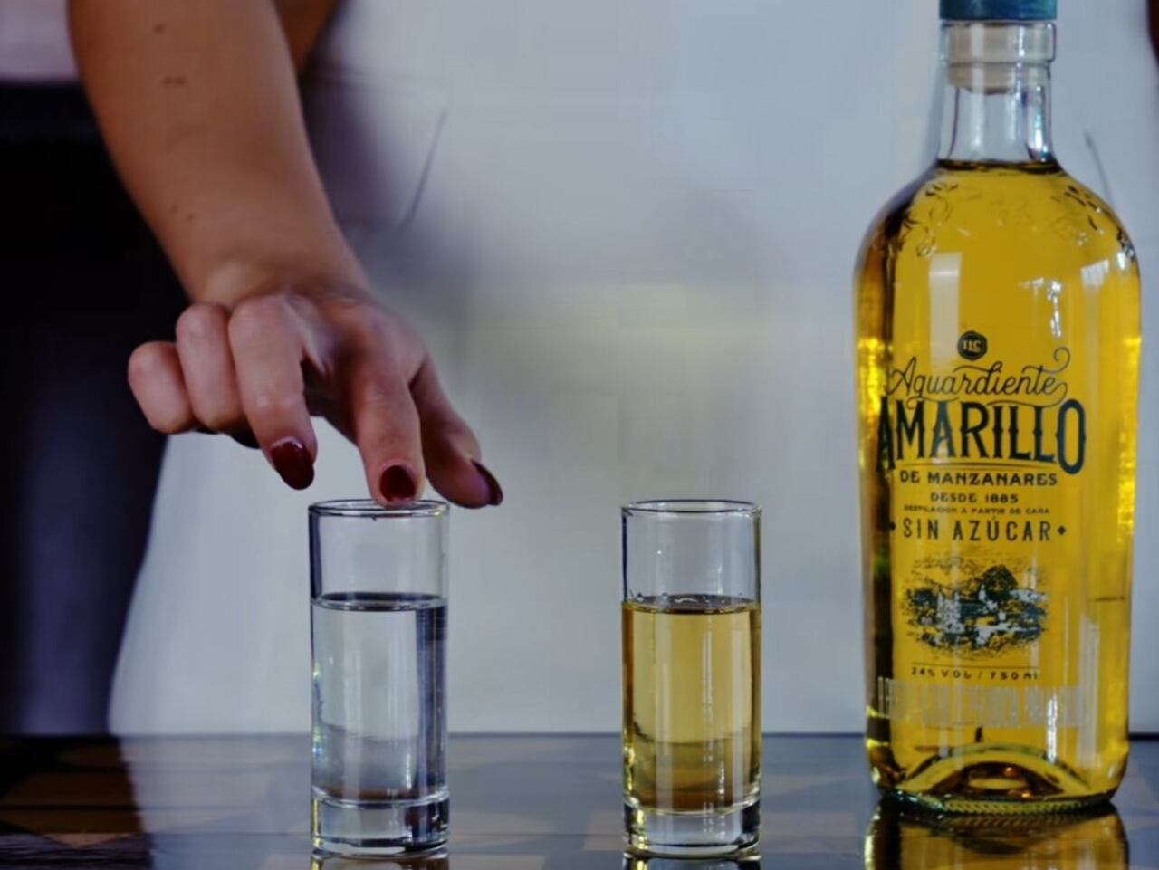 El aguardiente amarillo de Manzanares es originario de la región cafetera de Manzanares, en el departamento de Caldas, Colombia