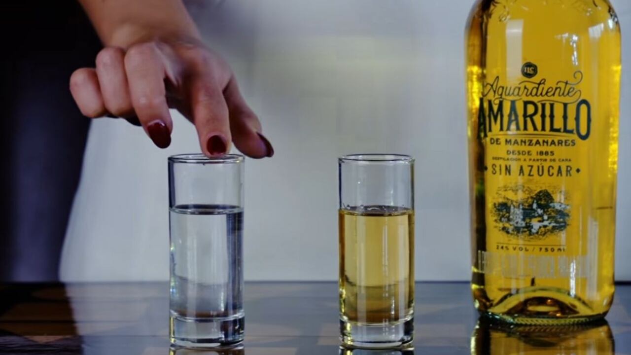 El aguardiente amarillo de Manzanares es originario de la región cafetera de Manzanares, en el departamento de Caldas, Colombia