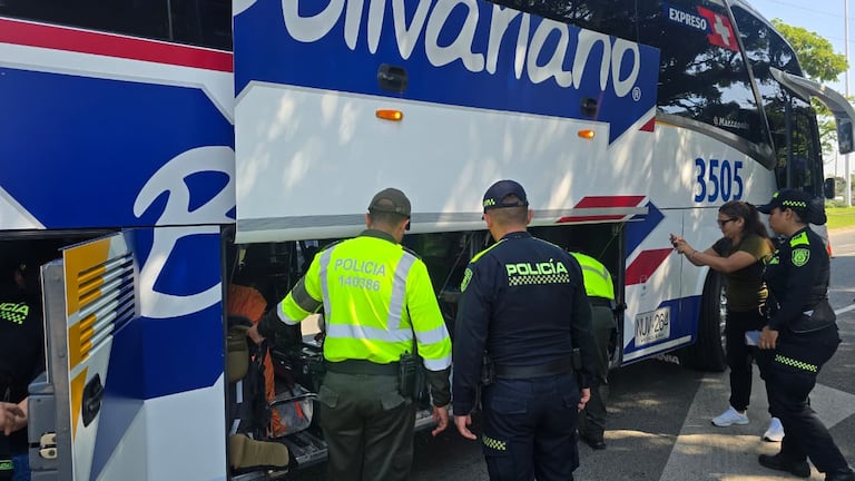 Policía y agentes de tránsito intensifican vigilancia en corredores estratégicos.