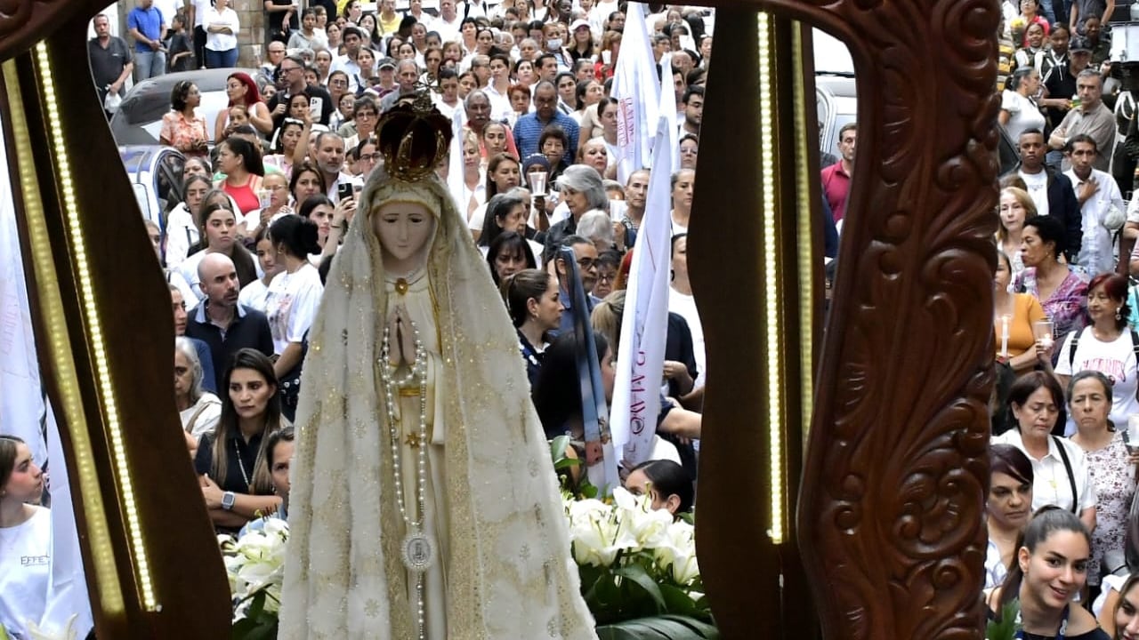 Miles de caleños acompañaron la procesión en celebración del Día de la Virgen de Fátima.