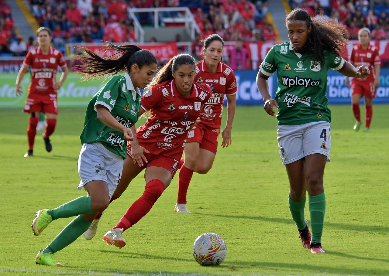 América goleó 5-0 al Deportivo Cali en el clásico femenino de la Liga colombiana que se realizó este domingo en la cancha del estadio Pascual Guerrero.
en el mismo estadio horas despues,
América venció 5-2 al Deportivo Cali, en la versión número 300 del clásico del vallecaucano por la Liga colombiana, en una tarde-noche soñada para todos los hinchas escarlatas, en el estadio Pascual Guerrero.