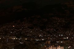 Vista parcial de la ciudad en oscuridad durante un racionamiento nacional programado de electricidad debido al mantenimiento del sistema de transmisión y redes de distribución, en Quito el 18 de septiembre de 2024. Ecuador estará en oscuridad el miércoles por la noche debido a un apagón programado de ocho horas en en medio de una crisis energética resultante de la peor sequía en 60 años. (Foto de Galo Paguay / AFP)