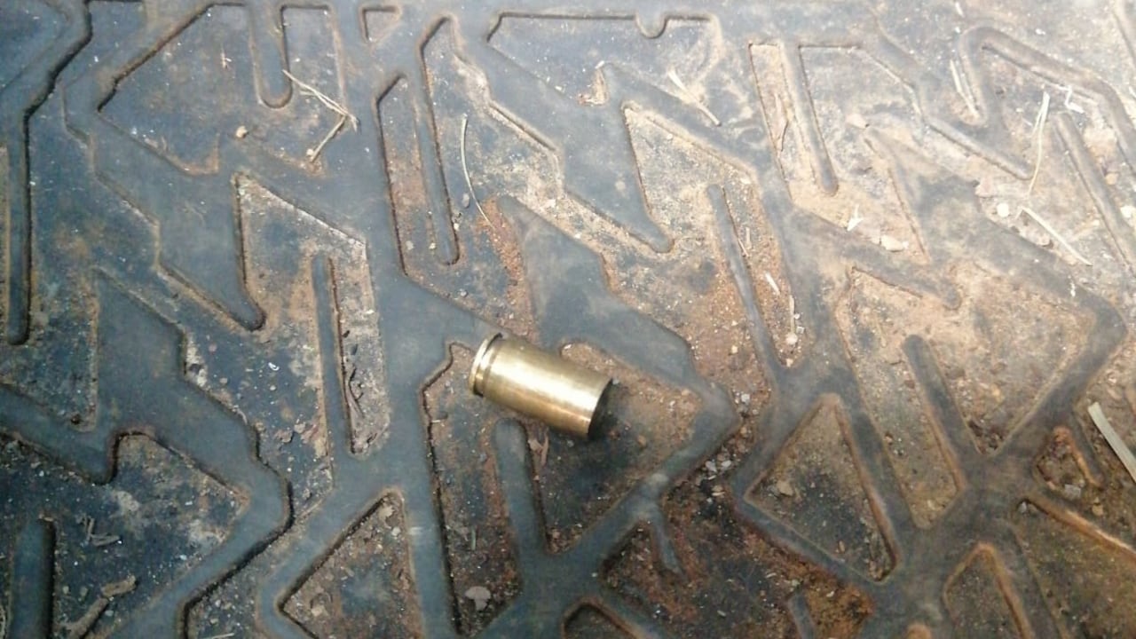 La vainilla de unos de los proyectiles que impactó la camioneta que movilizaba a la autoridad ancestral