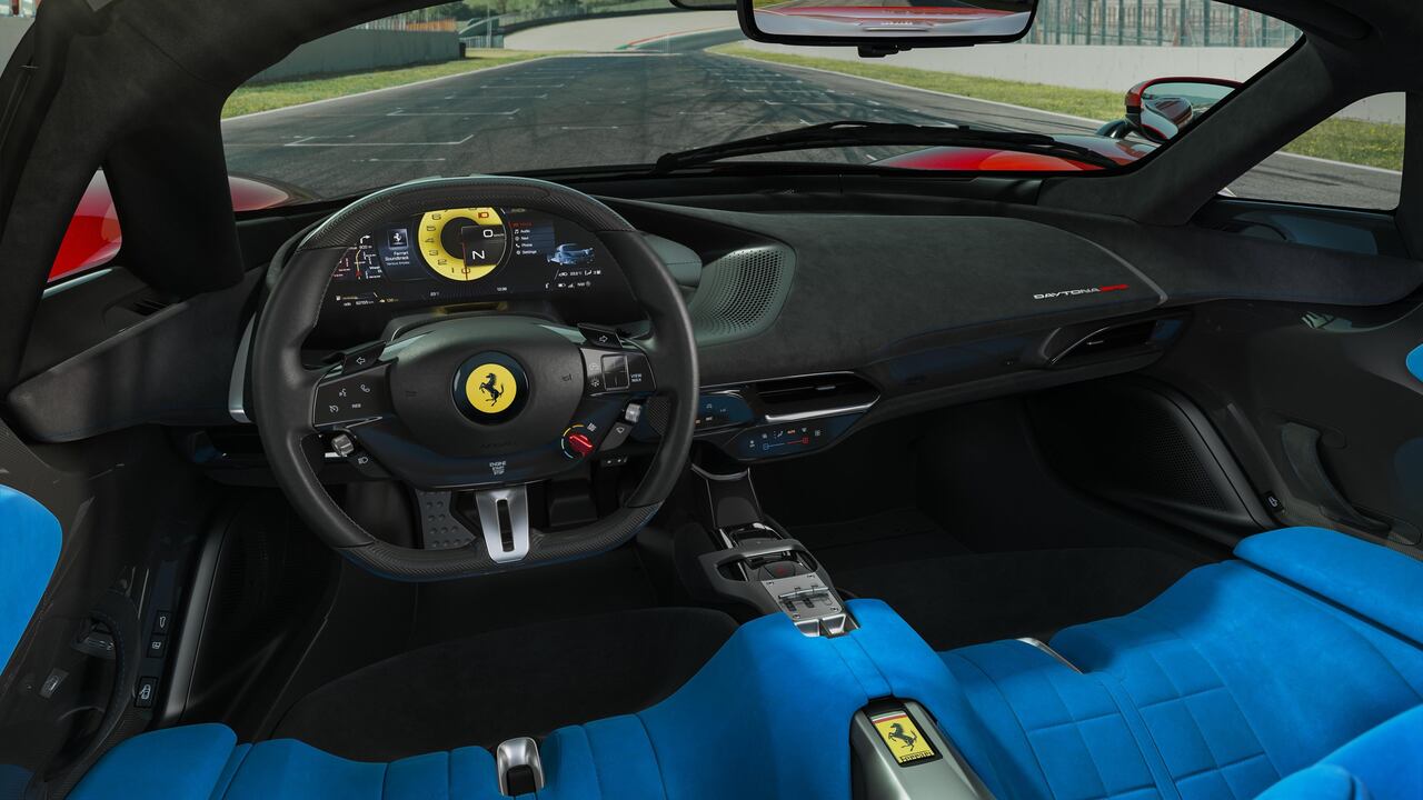 En el interior, el Ferrari Daytona SP3 está inspirado en los Ferrari 330 P3 / P4, el 312 P y el 350 Can-Am.