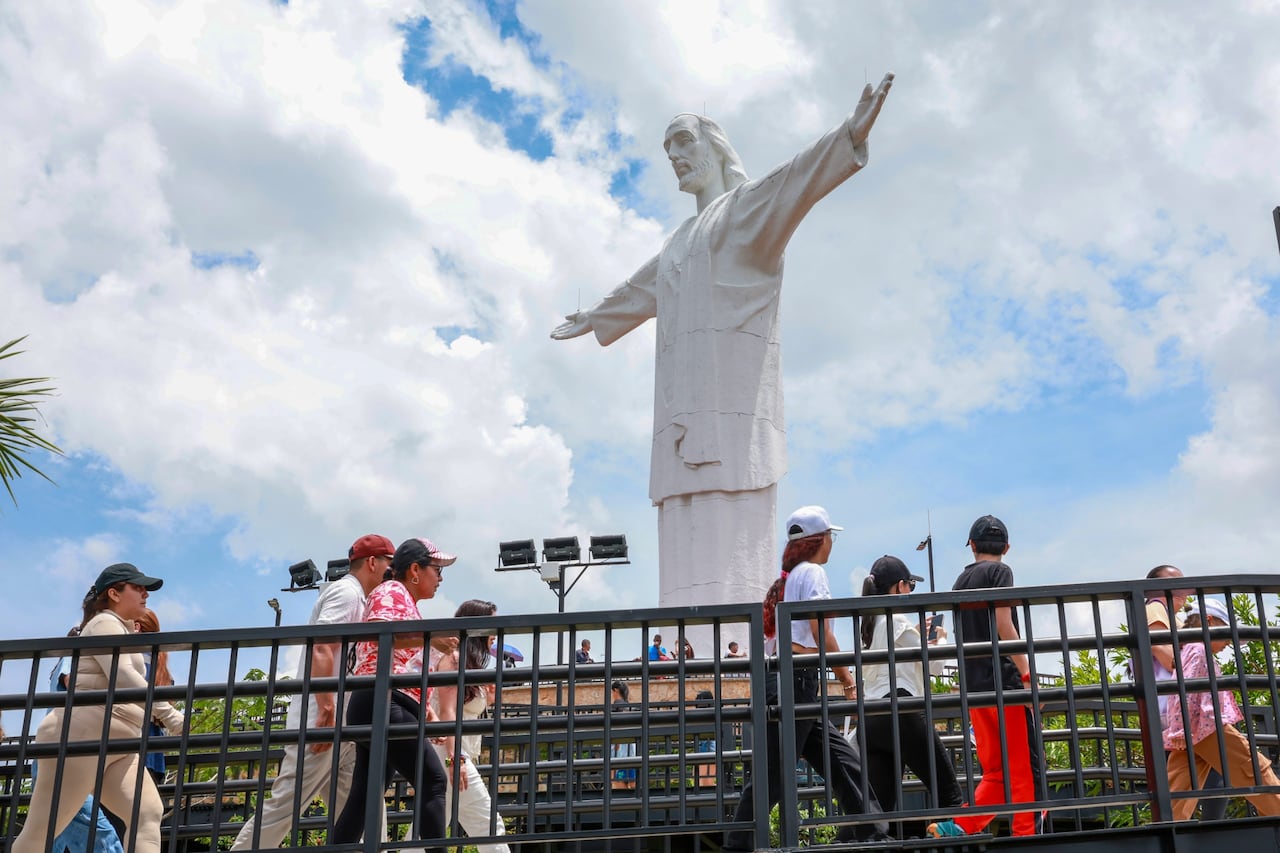 Cientos de personas visitaron este Jueves Santo el monumento a Cristo Rey en Cali