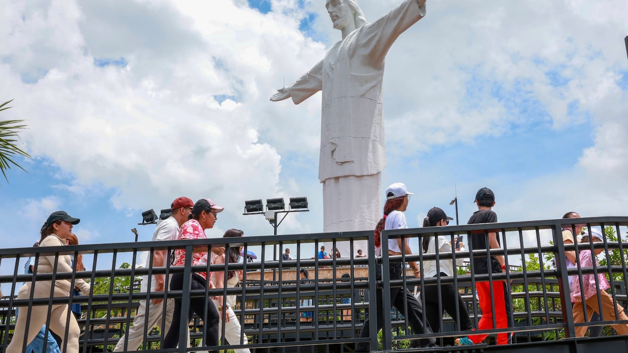 Cientos de personas visitaron este Jueves Santo el monumento a Cristo Rey en Cali