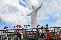 Cientos de personas visitaron este Jueves Santo el monumento a Cristo Rey en Cali