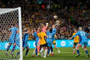 La arquera de Inglaterra, Mary Earps, en el centro, golpea el balón para evitarlo durante el partido de fútbol de la semifinal de la Copa Mundial Femenina entre Australia e Inglaterra en el Estadio Australia en Sídney, Australia, el miércoles 16 de agosto de 2023. (Foto AP/Rick Rycroft)