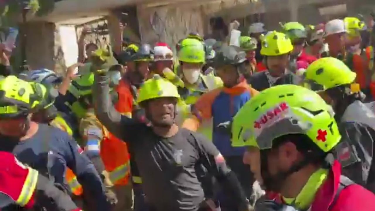 Hernán Gil fue sacado por grupos de rescate y se le trasladó de inmediato a un centro asistencial.