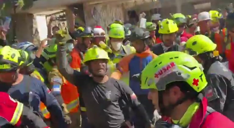 Hernán Gil fue sacado por grupos de rescate y se le trasladó de inmediato a un centro asistencial.