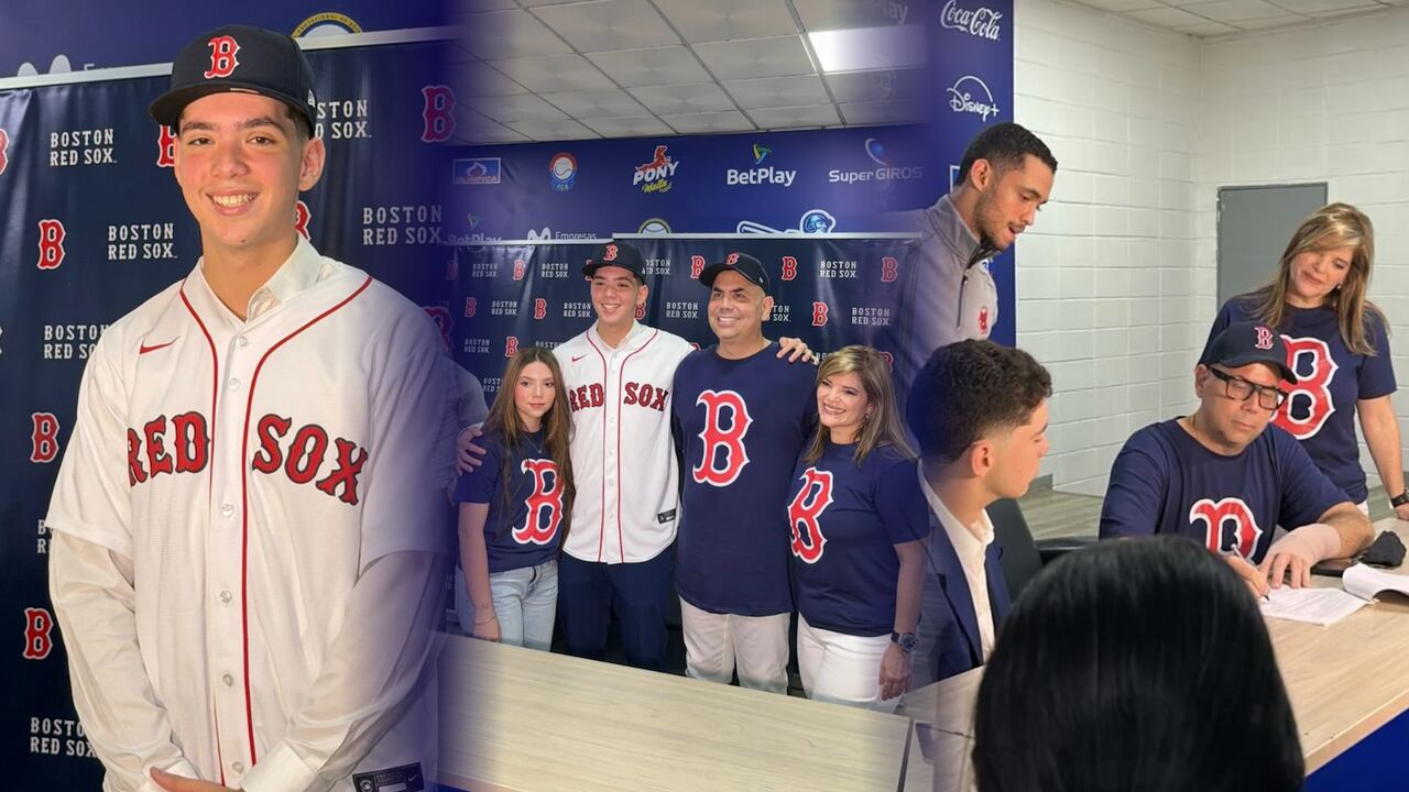 Harry José Canedo (jersey blanco) al momento de firma su vínculo con los Boston Red Sox de los Estados Unidos.
