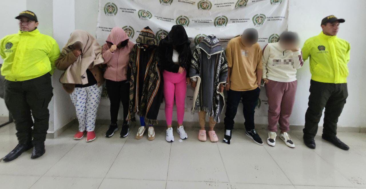 En medio de los operativos judiciales, los policías incautaron teléfonos y otros elementos que permiten fortalecer la investigación que adelanta la Fiscalía en contra estos sujetos.