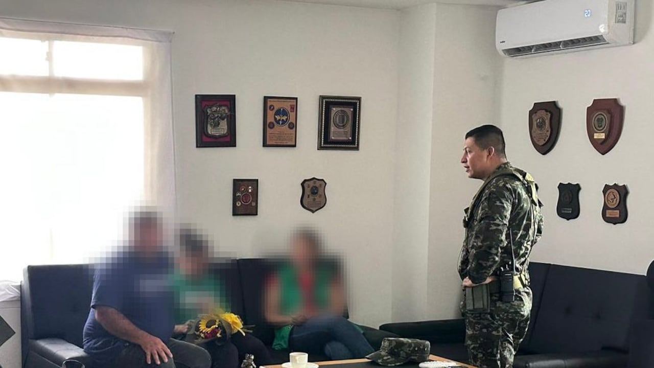 El silencio y la incertidumbre de unos padres que durante tres años esperaron noticias de su hija terminaron en lágrimas de felicidad y abrazos cargados de esperanza.