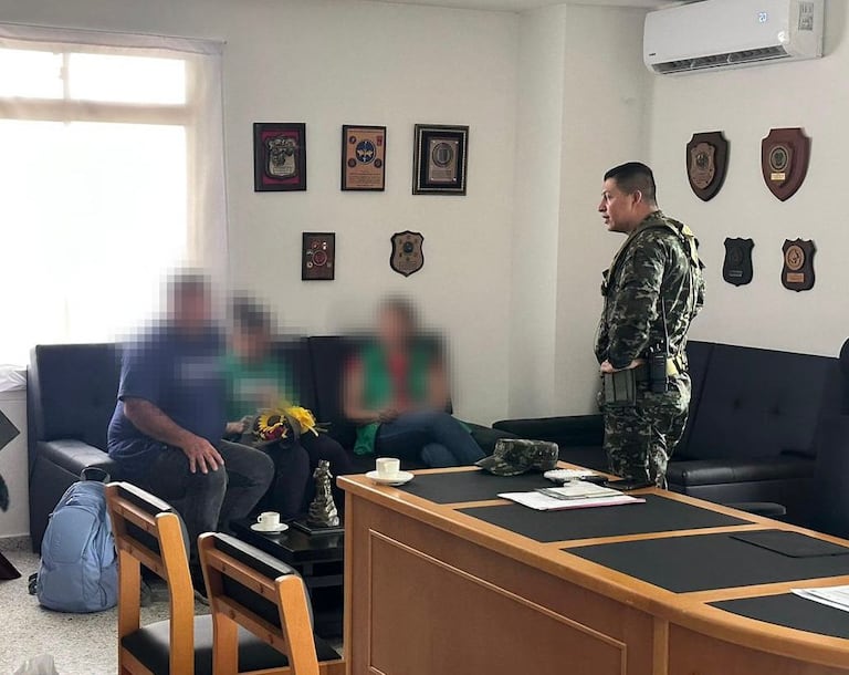 El silencio y la incertidumbre de unos padres que durante tres años esperaron noticias de su hija terminaron en lágrimas de felicidad y abrazos cargados de esperanza.