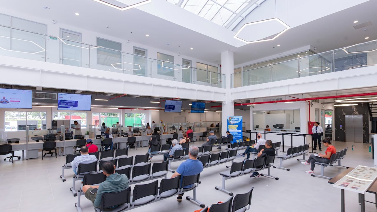 Usuarios realizan trámites en la Secretaría de Movilidad de Cali, entidad que publicó el listado de 18.951 placas con traspaso a persona indeterminada, instando a sus poseedores a regularizar la situación en un plazo de seis meses.