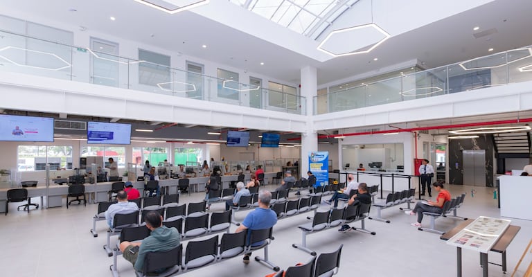 Usuarios realizan trámites en la Secretaría de Movilidad de Cali, entidad que publicó el listado de 18.951 placas con traspaso a persona indeterminada, instando a sus poseedores a regularizar la situación en un plazo de seis meses.