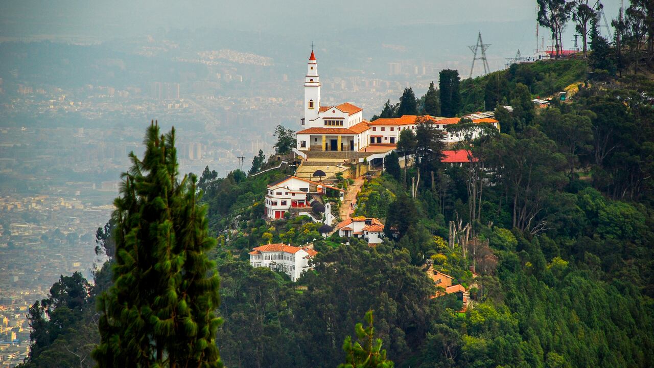 Visitar a Monserrate y disfrutar del paisaje y la gastronomía de la Capital