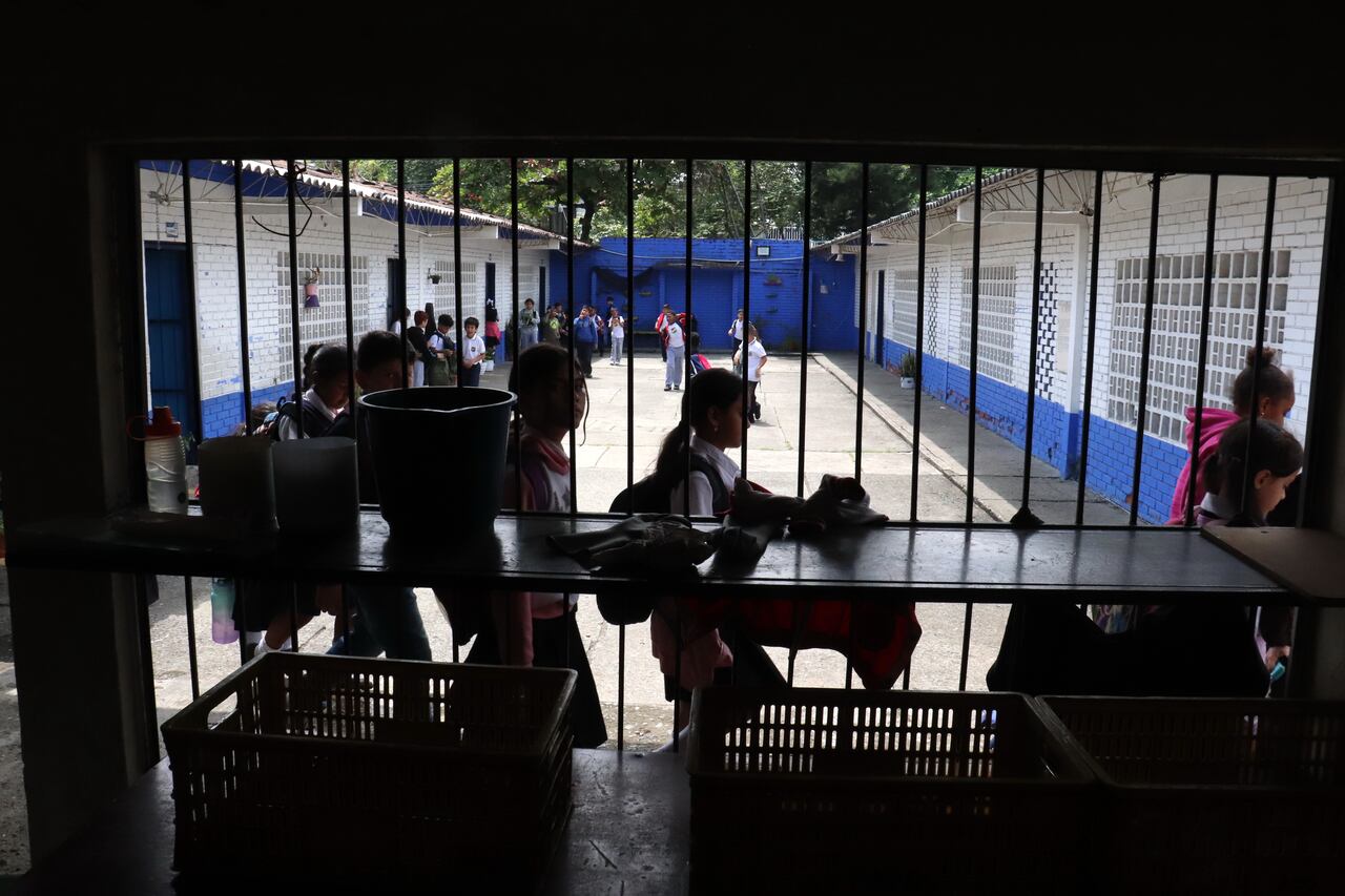 Colegios de Cali que se van a caer por su mal estado. fotos Bernardo Peña