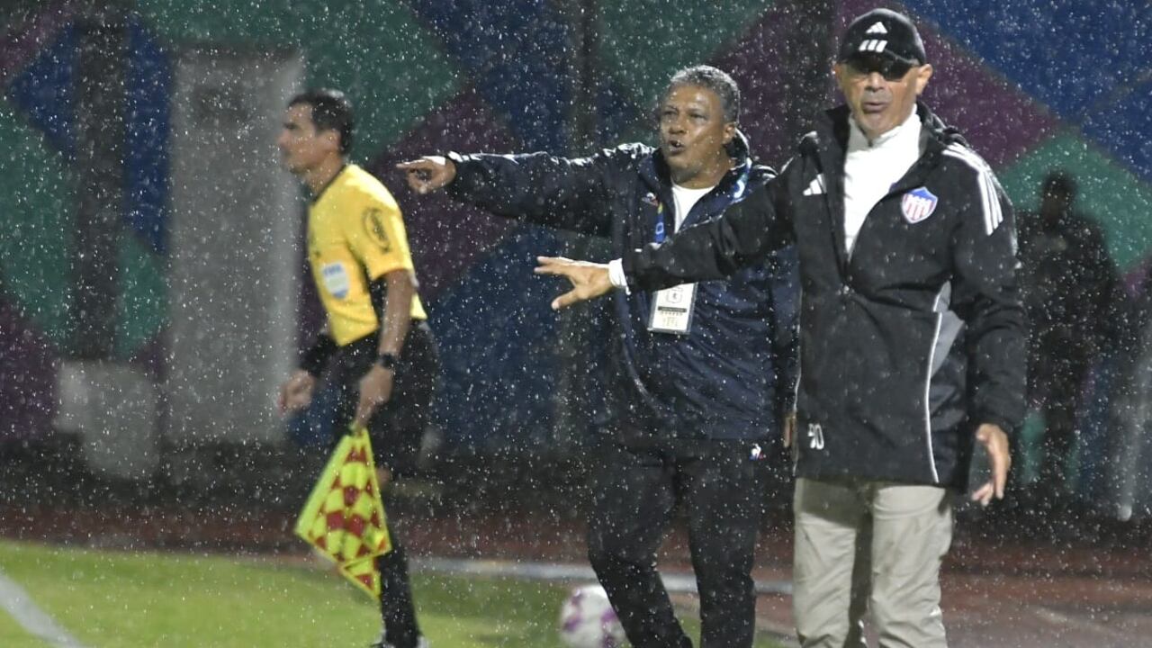 Alex Escobar (centro), asistente técnico del América de Cali, y Alfredo Arias (der.), director técnico del Junior de Barranquilla, dan indicaciones en el juego de la fecha 17 de la Liga Colombiana.