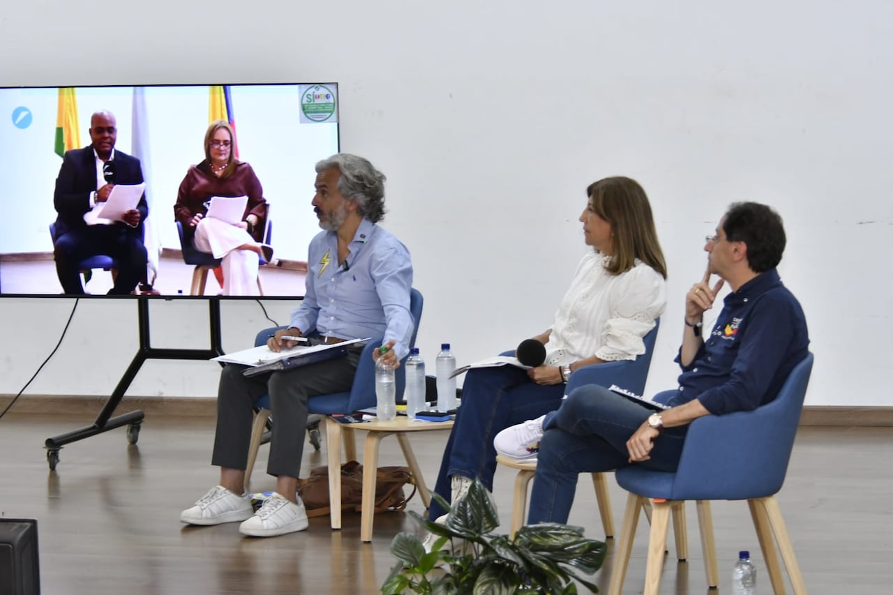 Juan Daniel Oviedo en debate vicepresidencial ‘Diálogos por el Valle’ organizado por El País.