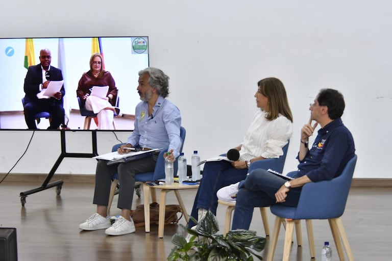 Juan Daniel Oviedo en debate vicepresidencial ‘Diálogos por el Valle’ organizado por El País.