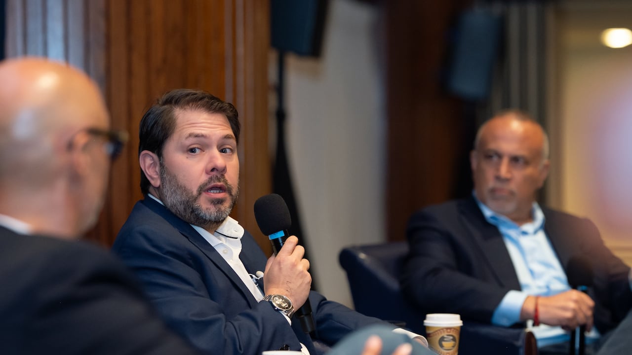 Rubén Marinelarena Gallego es un político y exmilitar estadounidense que se desempeña como senador de los Estados Unidos.