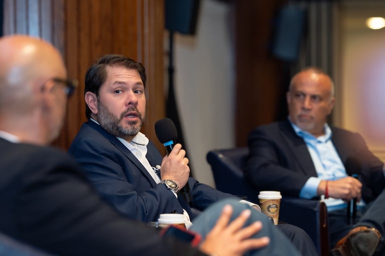 Rubén Marinelarena Gallego es un político y exmilitar estadounidense que se desempeña como senador de los Estados Unidos.