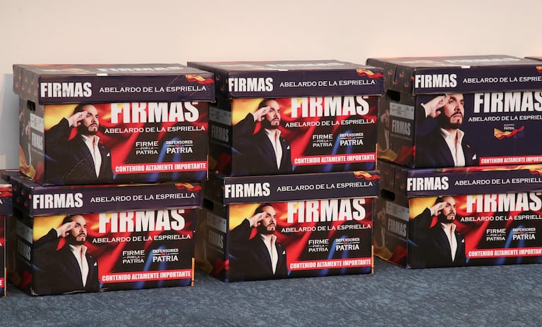 Entrega de firmas en la Registraduria, del precandidato Abelardo de la Espriella.