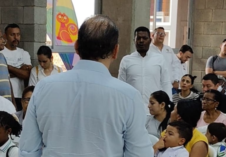 El alcalde Alejandro Eder fue confrontado por la comunidad.