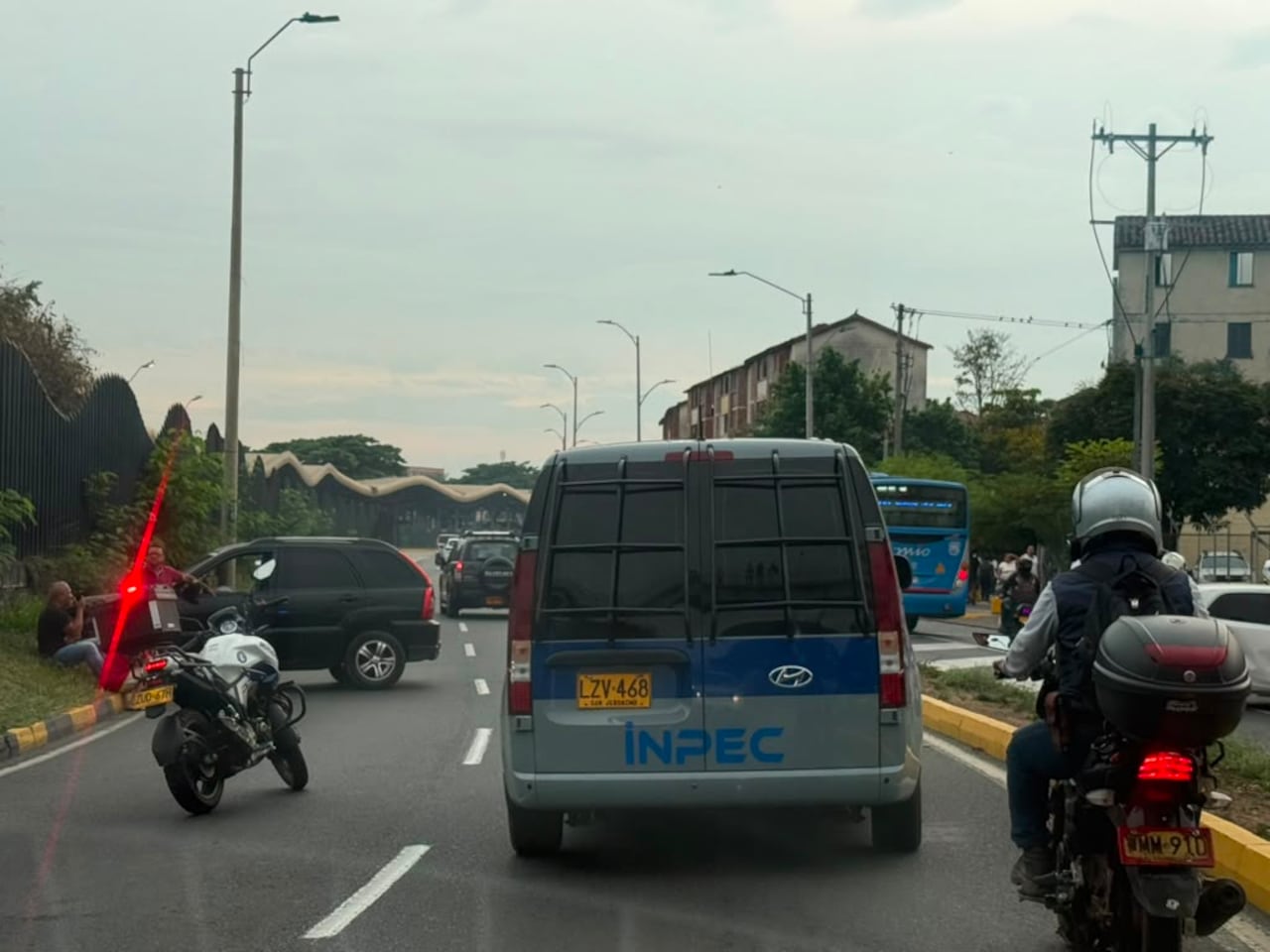 Las versiones preliminares señalan que el accidente se originó porque uno de los vehículos salía de una de las unidades residenciales ubicadas sobre ese corredor y presuntamente perdió el control del volante.