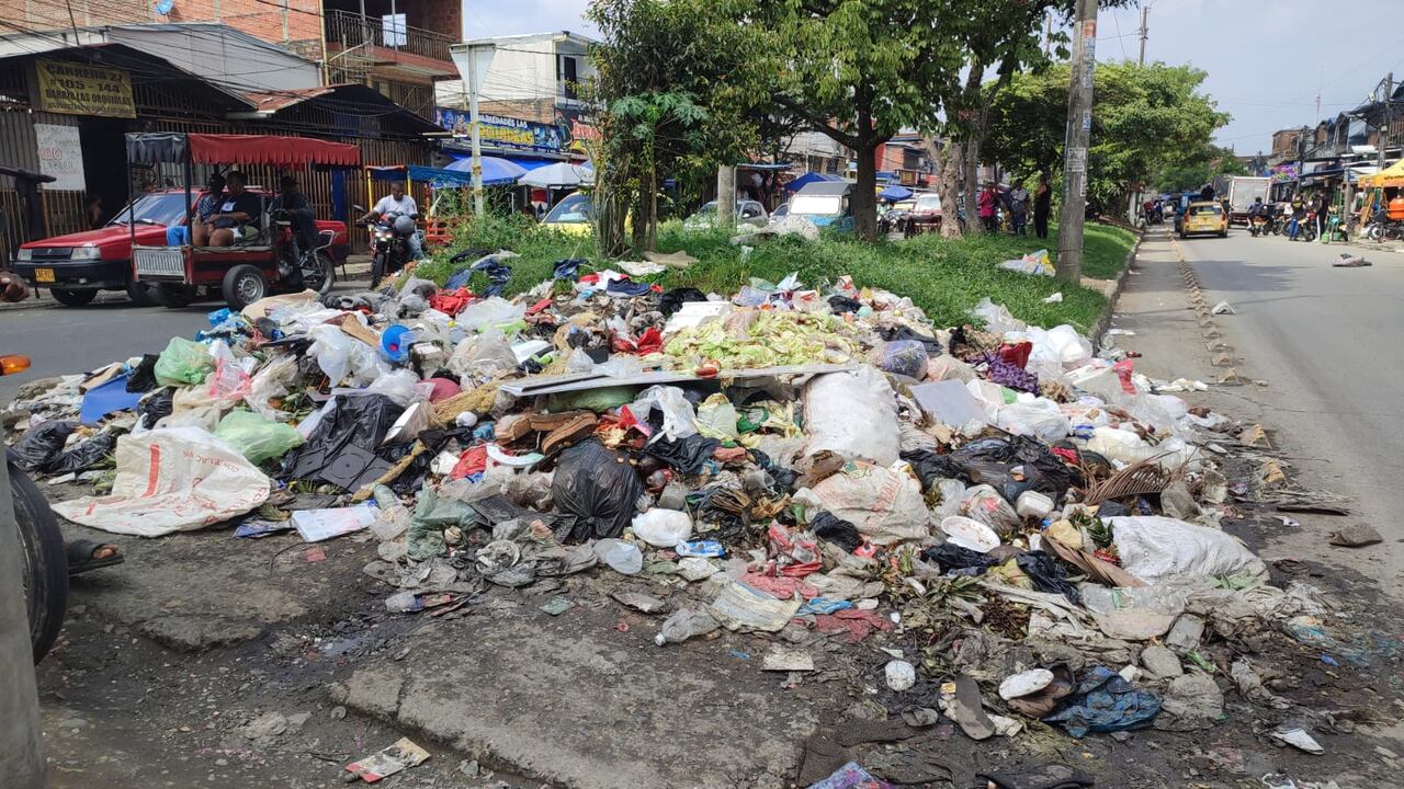 El separador de la carrera 27, entre calles 106 y 112, permanece ocupado por basuras y escombros.