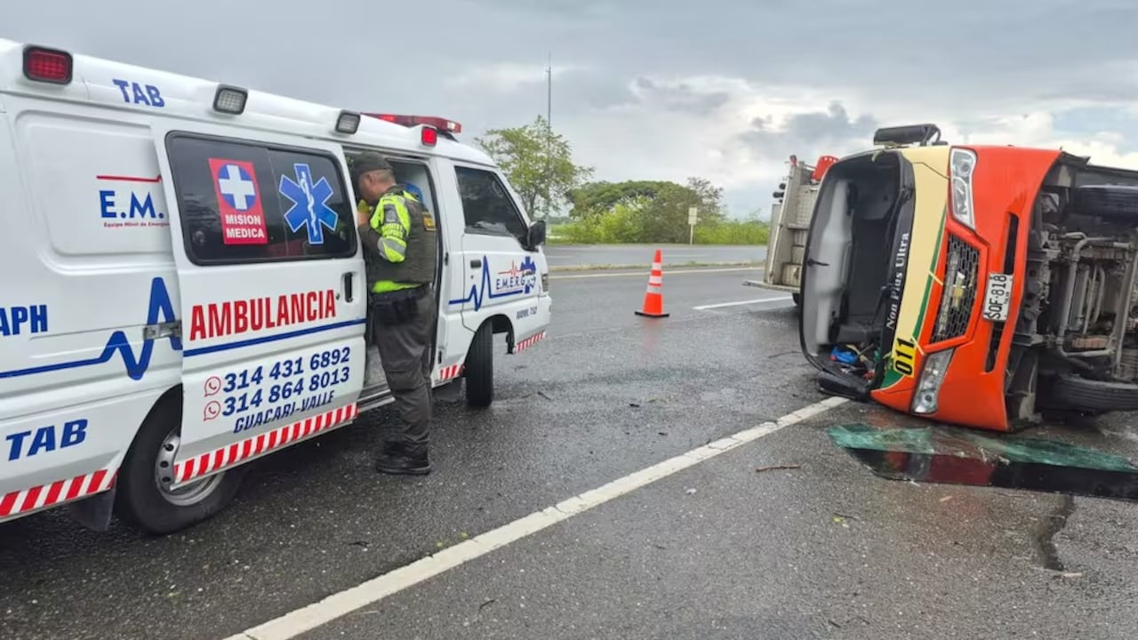 Bus de Coopetrans Tuluá se volcó tras encontrar un árbol caído en la vía La Tinaja–Prodesal.
