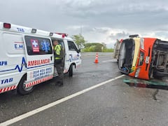 Bus de Coopetrans Tuluá se volcó tras encontrar un árbol caído en la vía La Tinaja–Prodesal.