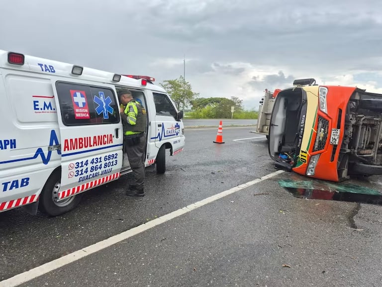 Bus de Coopetrans Tuluá se volcó tras encontrar un árbol caído en la vía La Tinaja–Prodesal.