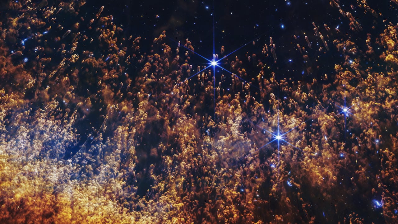 Webb revela la Nebulosa de la Hélice con brillantes detalles.