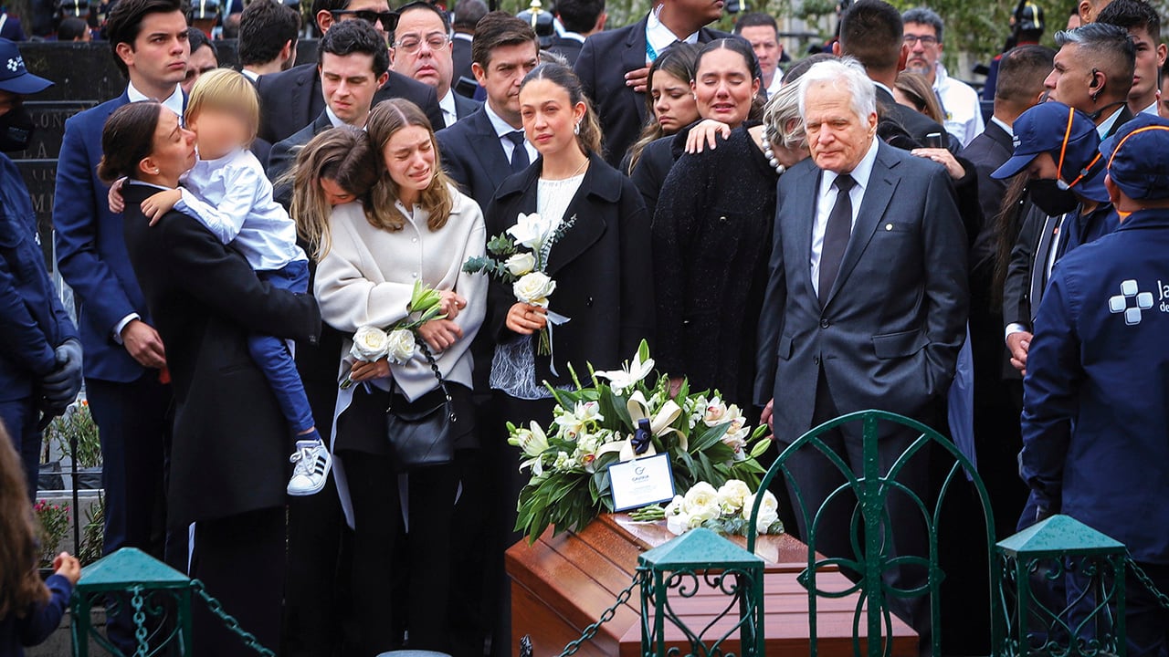 El 11 de agosto de 2025, tras luchar dos meses por su vida en cuidados intensivos, Miguel Uribe Turbay falleció en la Fundación Santa Fe.