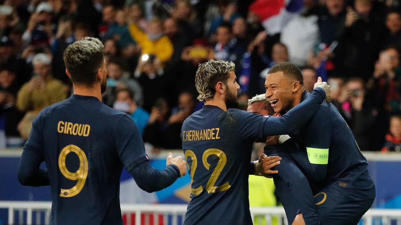 El francés Kylian Mbappé, a la derecha, celebra con sus compañeros después de anotar el tercer gol de su equipo durante el partido amistoso de fútbol entre Francia y Escocia en el estadio Pierre Mauroy, en Villeneuve-d'Ascq, norte de Francia, el martes 17 de octubre de 2023. (AP Foto/Michel Spingler)
