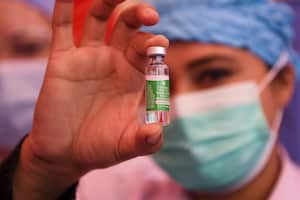 La vacuna de AstraZeneca se considera "tan indicada" para proteger contra el covid-19 como las desarrolladas por los laboratorios BioNTech/Pfizer y Moderna, que ya están homologadas por la Unión Europea.