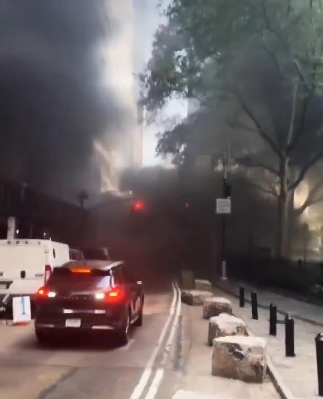El hecho también dejó una nube espesa de humo negro en el lugar.