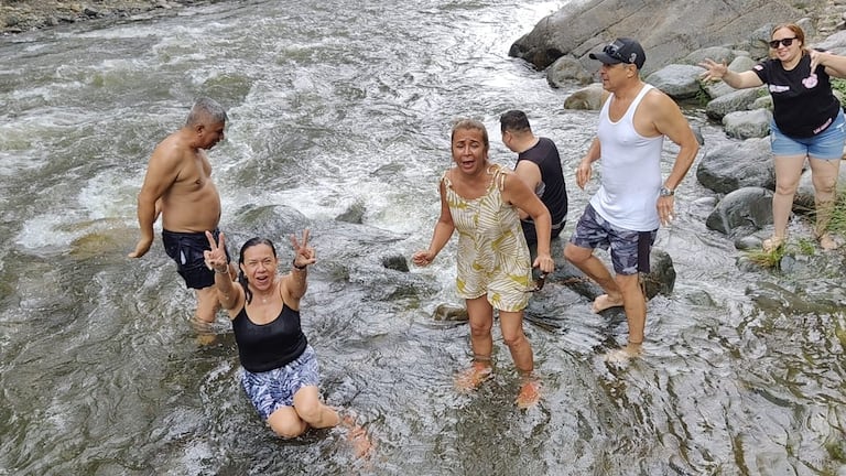 Caleños llegan al río Pance este 1 de enero del 2025.