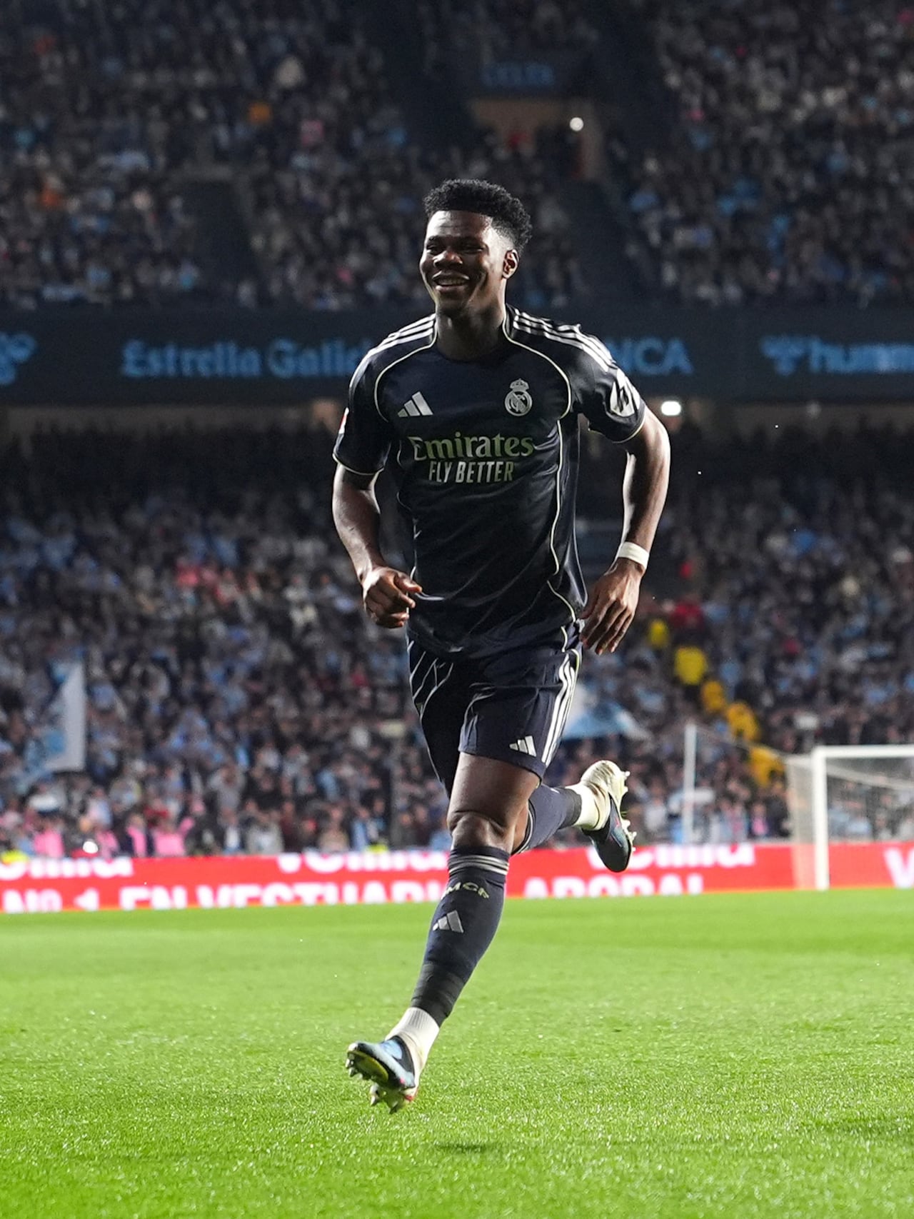 Aurélien Tchouaméni celebra tras marcar el primer gol del Real Madrid.