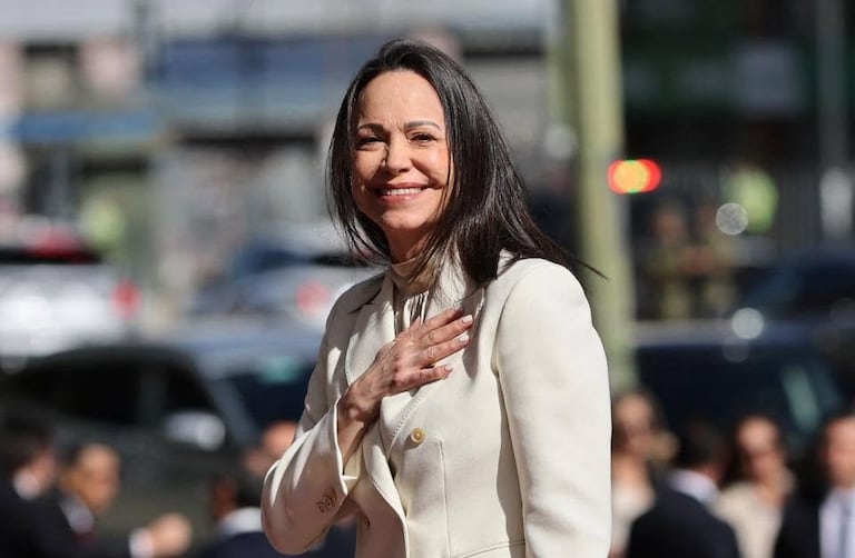 María Corina Machado afirmó en un video publicado en X que busca regresar a Venezuela para acompañar a la ciudadanía y denunció restricciones para su ingreso al país en medio de una emergencia.