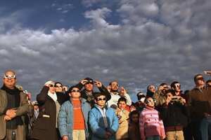 Valiéndose de objetos como gafas, reflectores y papel de radiografía, las personas observaron el eclipse.