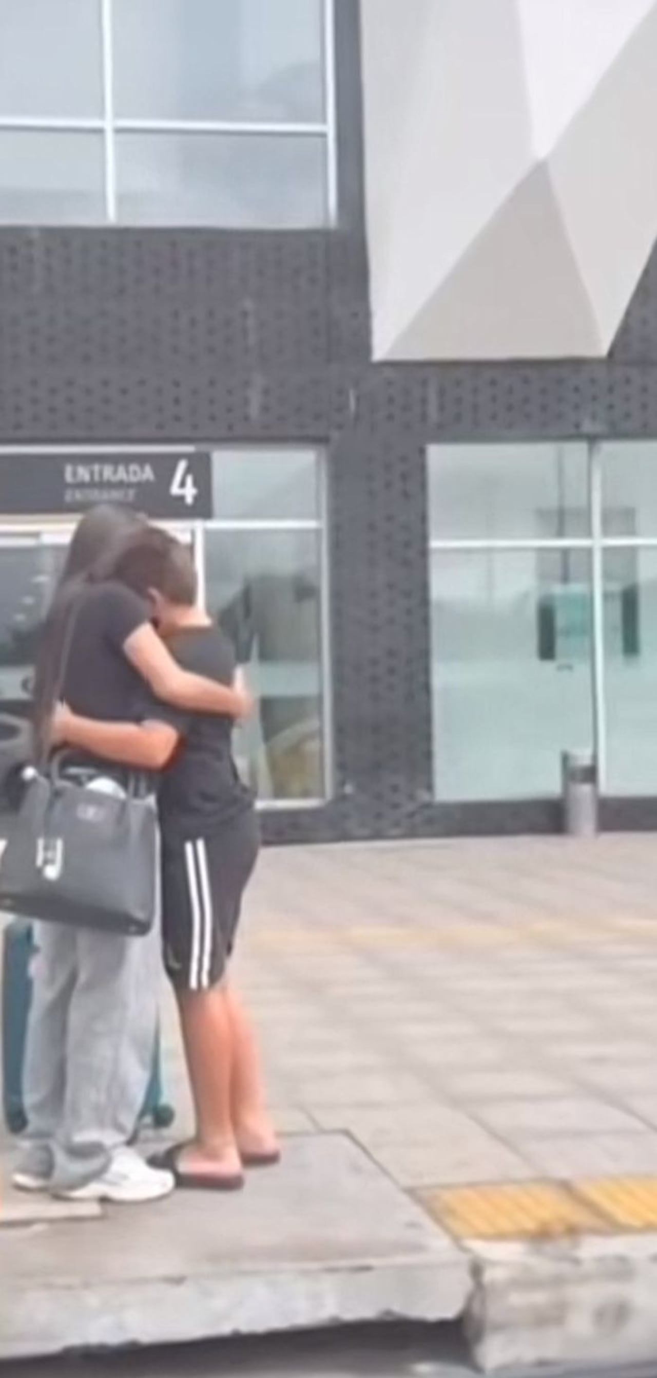 En el video, la madre abraza a su hijo en repetidas ocasiones, antes de subir al avión.
