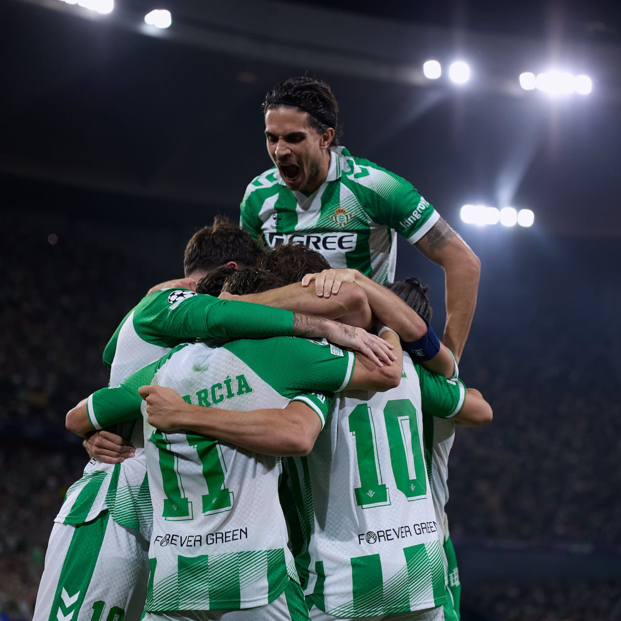 Jugadores del Betis celebran el tanto de la victoria contra el Porto en la Champions League.