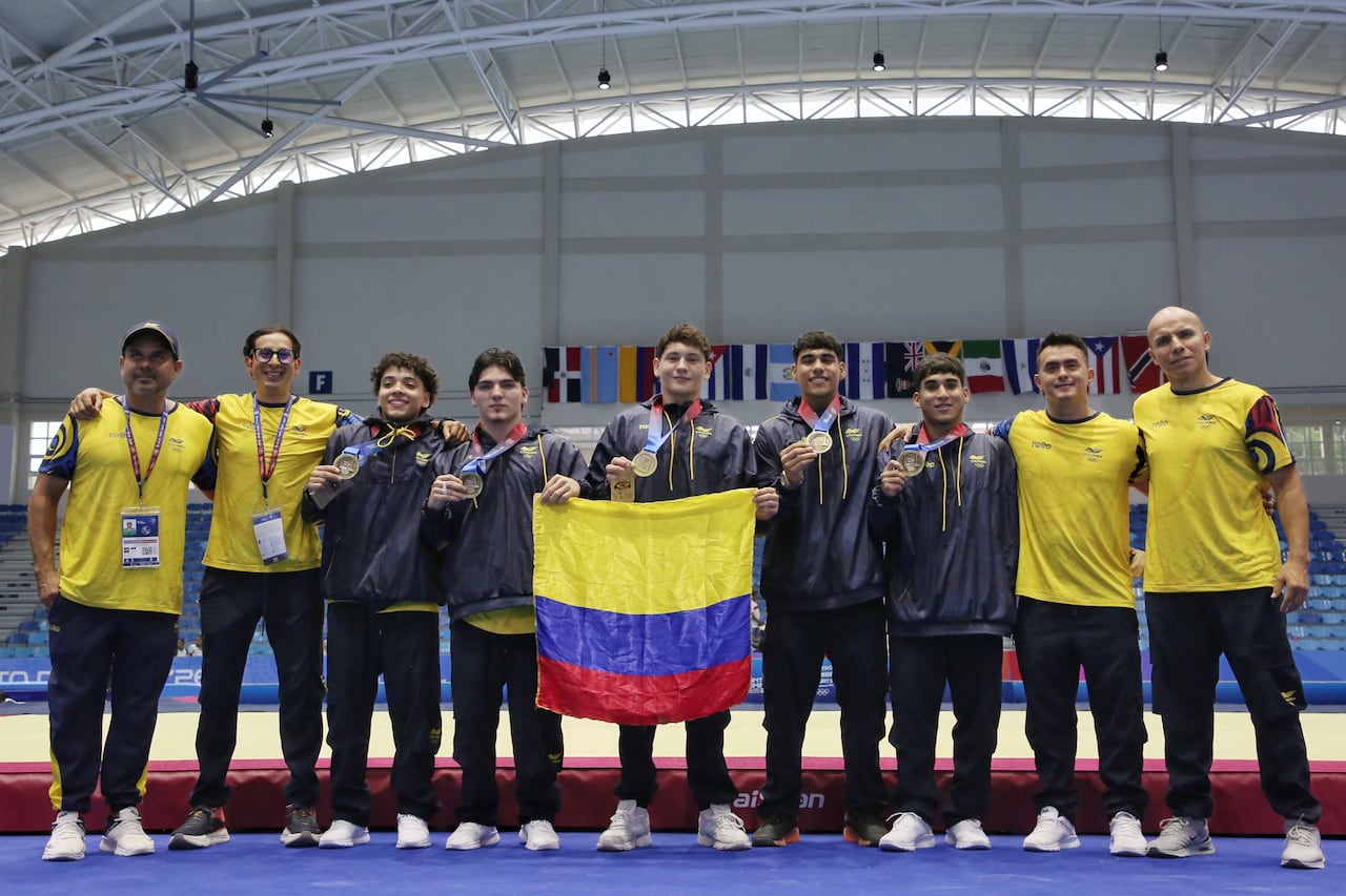 El equipo de gimnasia artística masculina luego de lograr la medalla de oro en los Juegos Centroamericanos y del Caribe 2026.