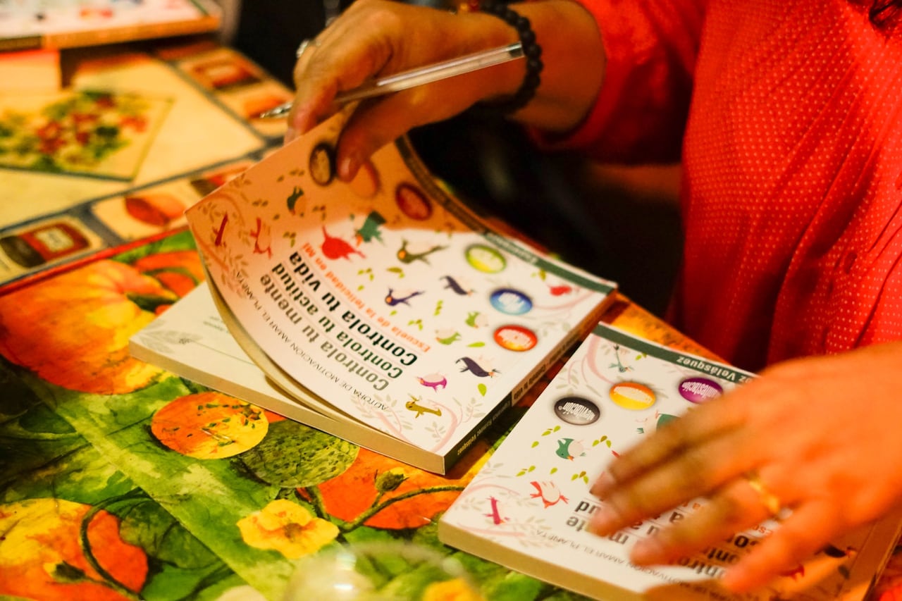 Esperanza Ramírez presenta sus libros.