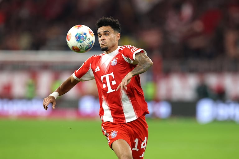 MUNICH, GERMANY - NOVEMBER 01: Luis Diaz of FC Bayern M�nchen runs with the ball during the Bundesliga match between FC Bayern M�nchen and Bayer 04 Leverkusen at Allianz Arena on November 01, 2025 in Munich, Germany. (Photo by Alexander Hassenstein/Getty Images) (Photo by ALEXANDER HASSENSTEIN / GETTY IMAGES EUROPE / Getty Images via AFP)