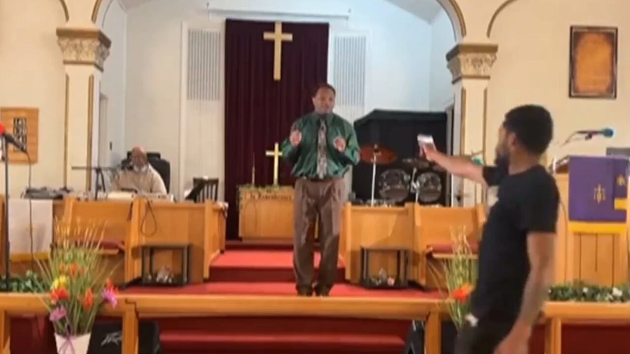 Este es el instante en el que el hombre de 26 años apunta al pastor.